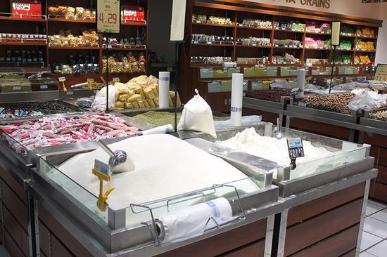 麥迪隆超市白糖,面粉等散裝食品沒有防塵措施